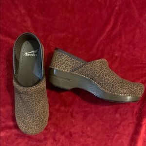 Dansko Leopard Animal Print Suede + Brown Wooden Sole Professional Clogs Size 9